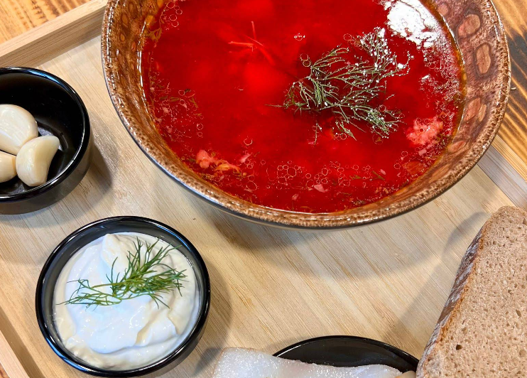 Boršč se zakysanou smetanou a chlebem